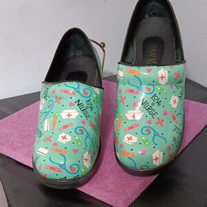 Savvy Mint Green Clogs